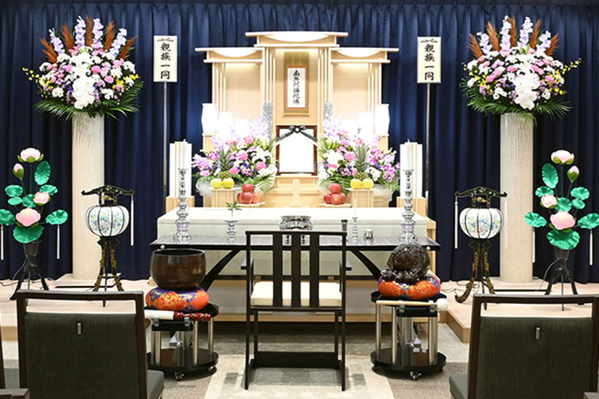 天神川家族葬ホール 祭壇2