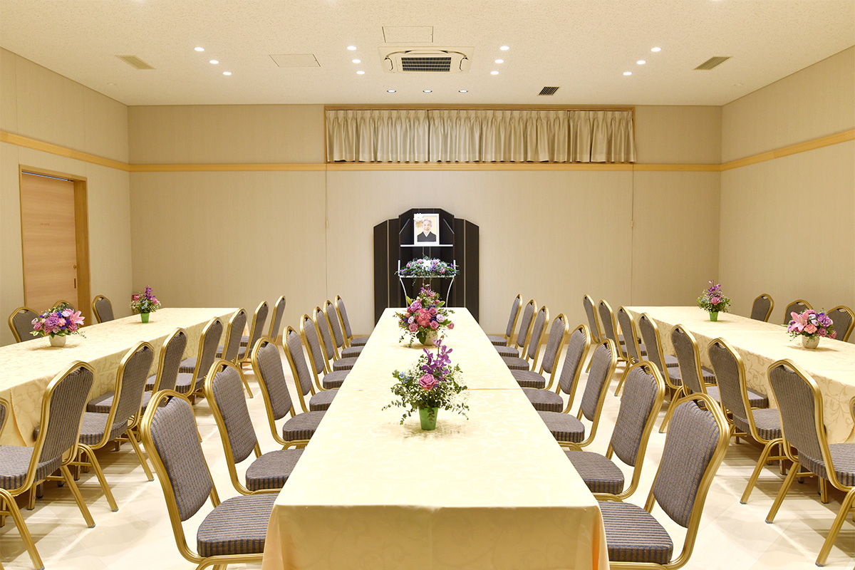 自由に家族葬　メモリード飯塚会館 会食室